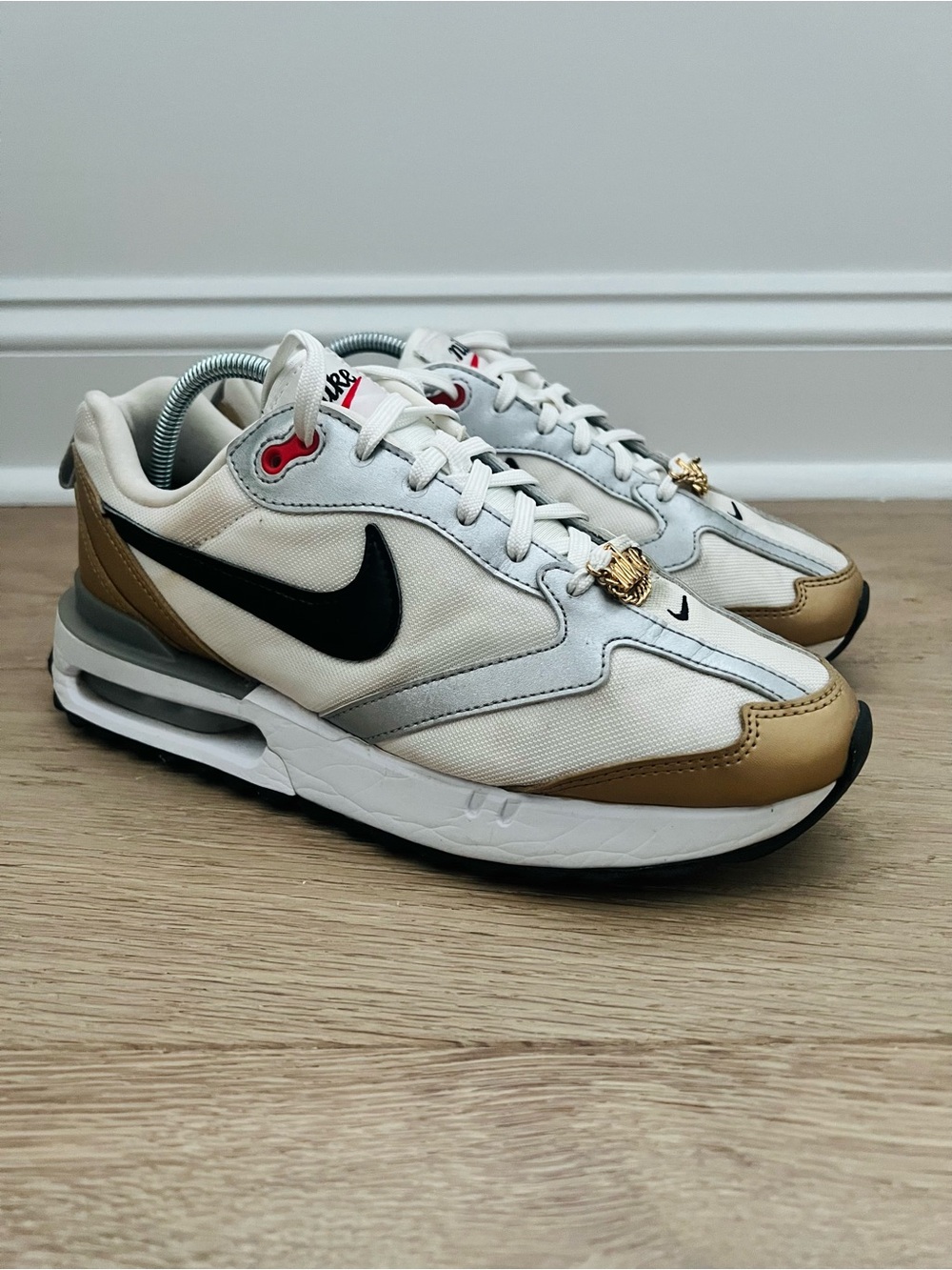 Nike Air Max Dawn SE White Metallic Gold Women Size 8 Shoe